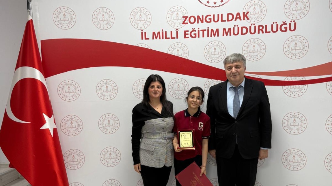 “ Bağımlılık “ konulu şiir yarışmasında 6/A sınıfından Zeynep Günay il birincisi seçilerek ülke genelindeki yarışmada ilimizi temsil edecektir.